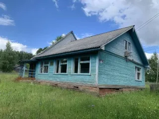 Здание школы №34, 239,5 кв.м, земельный участок 3431 кв.м, Архангельская область. Здание «Прилуцкой начальной общеобразовательной школы №34», с кадастровым номером 29:01:120406:495, площадью 239,5 кв.м., расположенное по адресу: РФ, Архангельская обл., м.о. Вельский, д. Прилуцкая, ул. Солнечная, д…