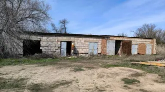База (гаражи, склад, бытовое помещение, земельный участок) 13374,9 м², Астраханская область. База, расположенная по адресу: Астраханская область, с. Енотаевка, ул. Мусаева, 6, в составе: Гараж пятиместный. Площадь: 151,8м2. Кадастровый номер: 30:03:050103:1273; Гараж кирпичный. Площадь: 390,5м2…
