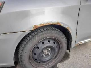 Geely GC6, 2014 года, 94 лс, 397464 км, легковой автомобиль, VIN X9W8624SGED000795, марка: Geely GC6, год изготовления: 2014, мощность двигателя, л. с. (кВт): 94, цвет: серебристый, вид собственности: индивидуальная, пробег 397464. На кузове невооруженным глазом видны следы коррозии.