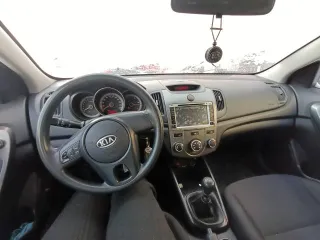 Kia Cerato, 2011 года, 126 лс, 175847 км еще Транспортное средство: Kia Cerato, VIN: KNAFU411AC5573202, 2011 г.в. Автомобиль требует ремонта: неисправен поворотник на левом зеркале заднего вида, неисправна аудиосистема, неисправен обогрев заднего стекла, при движении обнаружены стуки в ходовой…