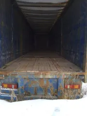 Прицеп Montracon 1996 года, идентификационный номер SMRC3A04496D54440. Техническое описание: Гнилой. Тент рваный, стойки сгнили и отвалились. Ворота плохие, резина под замену. Одно колесо отсутствует. Лопнули две пневмоподушки. Тент бока и крыша не работают.