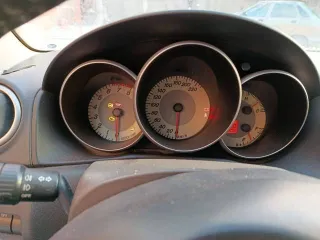 Mazda 3 2007 года, 150 л.с., пробег 214306 км. VIN JMZBK12F681598912, объем двигателя 1999 куб. см, масса 1320 кг, левый руль, бензиновый двигатель. Имеются сколы, царапины, коррозия, колеса спущены, аккумулятор разряжен.