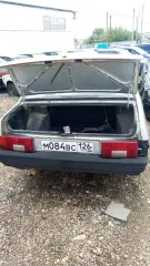 ВАЗ 21099, 2003 года выпуска. Цвет кузова: светло-серебристый металлик. Тип: легковой седан. VIN: XTA21099033427301. Государственный регистрационный знак: М084ВС126. Объем двигателя: 1499 см³. Мощность: 57.2 кВт / 77.8 л.с. Экологический класс: 2. Ключи и документы отсутствуют. В салоне видны…