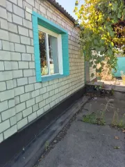 Земельный участок площадью 1529 кв.м., категория земель: земли населенных пунктов, под индивидуальным жилищным строительством, кадастровый № 61:49:0050102:28. Жилой дом площадью 105,1 кв.м., кадастровый № 61:49:0050102:424. Объекты находятся в залоге. Адрес: Ростовская область, г. Гуково, МКР…