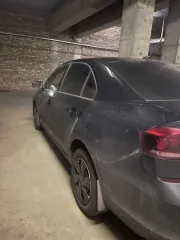 Volkswagen Polo 2022 года выпуска, черный цвет, VIN XW8ZZZCKZNG022985. Имеются повреждения задней правой фары, заднего крыла и лючка бензобака.