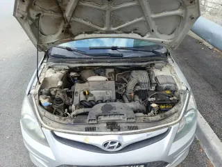 Hyundai i30 2010 Hyundai i30, 2010 года, 126 лс, АКПП еще Hyundai i30, 2010 года, 126 лс, АКПП еще Легковой автомобиль, HYUNDAI I30, VIN: TMADB51DBBJ142342,2010 года выпуска. Спущены все четыре колеса, двигатель требует замены.