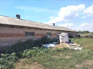 Здание свинарника, кадастровый номер 56:31:1003001:308 площадью 1 613,7 кв. м, литер Е, одноэтажный; 
Земельный участок площадью 2 462 кв. м, кадастровый номер 56:31:1003001:502. 
Местонахождение: Оренбургская область, Ташлинский район, с. Раннее, ул. Западная, д. 2