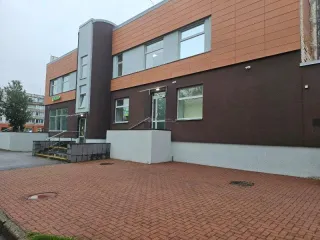 Нежилое помещение 361 кв.м, 11/250 доли на ЗУ 10 810 кв.м, Ленинградская обл., Кингисепп. Нежилое помещение - 361,0 кв. м с учетом неотделимых улучшений (23 поз.), помещения № 1-24 первого этажа (вход № 6) незавершенного строительством двухэтажного кирпичного здания общественного центра, 11/250…