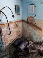 Нежилое здание 120.5 кв.м, земельный участок 343 кв.м. Высота потолков 2,26 м. Фундамент бутовый, бутобетонный ленточный. Несущие стены шлакоблочные. Перегородки кирпичные, оштукатуренные. Перекрытия дощатые утепленные, имеется частичное разрушение перекрытий. Кровля шиферная по деревянным…