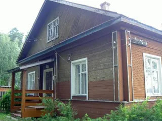 Здание 399.1 кв.м, Вологодская область, Белозерский район, поселок Лаврово, улица Больничная, дом 2. Год ввода в эксплуатацию: 1957. Материалы наружных стен здания: рубленые. Назначение здания: нежилое. Количество этажей: 1. Кадастровые номера: 35:03:0302015:284, 35:03:0302015:618.