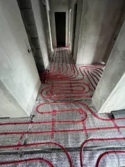 Жилой дом 126.5 м² и участок 1000 м² в Надеждинском районе по адресу: Приморский край, п. Соловей Ключ, ул. Волгоградская, 15. Земельный участок забором не огорожен, кроме дома на участке ничего нет. Жилой дом в недостроенном состоянии, возведены стены, крыша, установлены стеклопакеты, проложен…