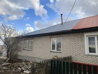 Жилой дом, площадь 71,5 кв.м., назначение: жилое, количество этажей: 1, кадастровый номер: 54:13:010808:193 на земельном участке, площадь 1479 кв.м., кадастровый номер: 54:13:010808:39. Местонахождение: Новосибирская область, Краснозерский район, рабочий поселок Краснозерское, площадь Кирова, дом…