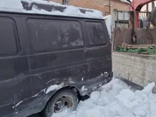 Автомобиль ГАЗ 2705, госномер М251ЕР124, 1999 года выпуска, в нерабочем состоянии. По кузову следы коррозии и вмятины, частично разукомплектован. Находится в городе Лесосибирске, документы отсутствуют. Техническое состояние не проверялось. Многочисленные следы ржавчины. Наложены запреты на…