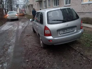 Lada Kalina 2012 года, 82 л.с., пробег 300000 км. VIN XTA111730C0242440, госномер С863КО40, цвет кузова серебристый, рабочий объем двигателя 1 596 куб.см.