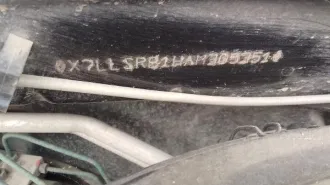 Renault SR 2010 года, государственный номер А811ХМ43, VIN: X7LLSRB1HAH305351, черного цвета. Задний левый бампер сломан, передних фар нет, машина на летней резине, стоят 4 колеса, через стекло просматриваются сидения, отсутствует звуковой сигнал на руле, без магнитолы, аккумулятор отсутствует…