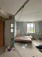 Квартира 36.9 кв.м, Нижегородская область. Жилое помещение (квартира) расположено на 1 этаже 3-этажного квартирного жилого кирпичного дома, материал стен – кирпич, перегородки – пеноблоки, ГВЛ, перекрытия – железобетонные, отделка стен – штукатурка, оклеены обоями, окна наружные пластиковые, двери…