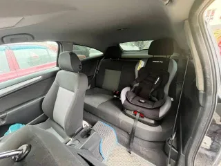 Opel Astra 2011 года, 116 л.с. VIN: XWF0AHL08B0008963, цвет черный, регистрационный номер С603СЕ96. Имеются потертости и царапины на лакокрасочном покрытии. Требуется химчистка салона.