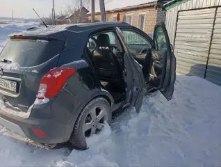 Opel Mokka 2013 года, хэтчбэк, черный. Двигатель A14NET 1364 см³ турбо, 140 л.с., механическая трансмиссия, полный привод. Пробег 123751 км. VIN: XUUJD7D81D0011940. Является предметом залога.