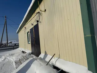 Дом 100,3 кв.м. и земельный участок 1071 кв.м. в селе Ой Хангаласского улуса Республики Саха (Якутия) по адресу: ул. Горького, д. 12а. Кадастровый номер дома: 14:32:120101:1229, участка: 14:32:120101:893.