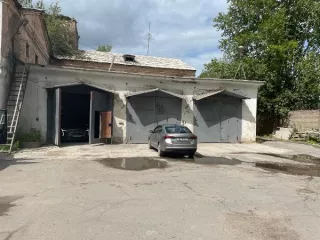 Административное здание, кадастровый номер 47:18:0000000:5130, общей площадью 609,2 кв.м.; помещение специального приемника, кадастровый номер 47:10:0000000:19824, общей площадью 294,6 кв.м.