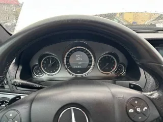 Автомобиль марки Мерседес Бенц Е250, 2011 г.в., VIN WDD2073471F119241, цвет белый.