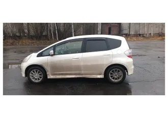 Honda Fit 2008 года выпуска, VIN GE91002090. В залоге у ПАО "Совкомбанк".