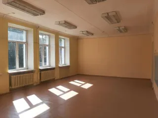 Нежилое здание 847.2 кв. м и земельный участок, Кирово-Чепецк. Здание назначение нежилое, земельный участок, расположенных по адресу: г. Кирово-Чепецк, ул. Калинина, д. 16а. Площадь здания 847,2 кв. м.; земельный участок, разрешенное использование: бытовое обслуживание, общая площадь 3 841 +/- 22…