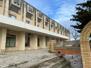 Нежилое здание – гостиница «Lotos», кадастровый номер 23:13:0103069:34, площадью 1057,5 кв.м.; движимое имущество (мебель), находящееся в здании гостиницы «Lotos» в количестве 230 единиц; право пользование земельным участком на условиях аренды, площадь 3 119 кв.м., кадастровый номер…