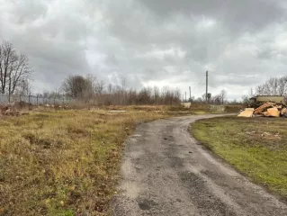 1/2 доли здания, нежилое, площадью 984,8 кв.м., кадастровый номер: 36:31:4100023:3, Адрес: Воронежская обл., Хохольский р-н, с. Хохол, ул. Красноармейская, д. 84А 
½ доли земельного участка площадью 21266+/- 1088 кв.м., кадастровый номер: 36:31:4100023:2, категория земель: земли населенных…