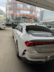Kia K5 2020 года, VIN: XWEG3414BM0001030, цвет белый.