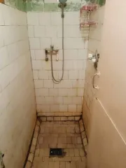Доля 1/3 в комнате 18,2 м² по адресу: Россия, Республика Коми, г. Сыктывкар, пгт. Краснозатонский, ул. Ломоносова, дом 50, комната 125, кадастровый номер: 11:05:0401011:1118. В ЕГРН имеется непогашенная ипотека в пользу физического лица; возможна регистрация несовершеннолетних.
