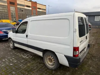 Citroen Berlingo 2010 года, 109 лс, пробег 114664 км. VIN: VF7GANFUCAX512776. Грузовой фургон, категория B. Двигатель: бензиновый, модель NFU10FX7UPSA 3447064, объем 1587 см³, экологический класс 4. Мощность 109 л.с (80 кВт). Кузов белый. Максимальная масса 2110 кг, масса без нагрузки 1191 кг.