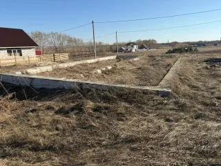 Земельный участок 1010 кв.м и дом 74,46 кв.м, Барнаул, Алтайский край. Земельный участок, расположенный по адресу: Российская Федерация, Алтайский край, г. Барнаул, п. Центральный, ул. Ярославская, дом 12, площадь 1010, уточненная площадь, погрешность 22.0 кв.м, категория: земли населенных пунктов…