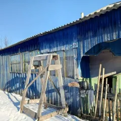 Квартира 61,6 м² в Кемеровской области, пгт Верх-Чебула, ул. 40 лет Победы, д. 1, кв. 1. Кадастровый номер: 42:16:0101002:2356. Земельный участок под домом предоставлен в аренду по договору №136. Финансовым управляющим получено согласие арендодателя, Комитета по управлению муниципальным имуществом…