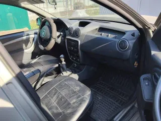 Renault Duster, 2013 года, 90 лс, 259000 км, полный привод, VIN X7LHSRDVN48895076. Автомобиль на ходу, коробка механика. Расход масла и соляры большой. Необходимо выполнить ремонтные работы ходовой передней части. Салон грязный, под накидками все в пятнах. Горит лампочка свечей накаливания. Бампер…