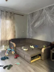 Двухкомнатная квартира 60.7 кв.м в Забайкальском крае, Шилкинский район, п. Первомайский, ул. Пролетарская, д. 8, кв. 5. Расположена на 2 этаже двухэтажного кирпичного дома. Состоит из двух комнат, балкона, кухни, раздельного санузла и коридора. В комнатах линолеум и обои, балкон не застеклен, в…