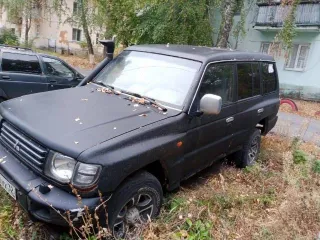 Mitsubishi Pajero 1998 года, 145 л.с., полный привод, АКПП. Цвет зеленый. VIN: JMY0RV430WJ002037, ПТС: 46РА927252, госномер М841УХ32. Производитель Япония. Модель двигателя 6G72, бензиновый, объем 2972 куб. см, мощность 147 л.с. Разрешенная максимальная масса 2405 кг, масса без нагрузки 1795 кг.