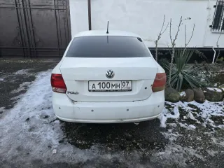 Фольксваген Поло 2015, VIN: XW8ZZZ61ZFG029576, цвет белый. Состояние: не на ходу, аккумулятор вышел из строя, необходима замена.
