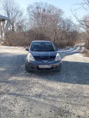 Nissan Note 2009, серый. Госномер А963СН125. Год выпуска 2009, Япония. ПТС 25 УР 566072. Кузов NE11085958. Двигатель бензиновый HR15, объем 1.5 л (1498 куб. см), мощность 109 л.с. Экологический класс 4. Масса без нагрузки 1170 кг, разрешенная максимальная масса 1445 кг. Автомобиль в залоге у АО…