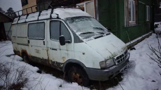 ГАЗ 2705, 2002. Автомобиль ГАЗ, модель: 2705, год изготовления: 2002 г.в., VIN: ХТН27050020242987, г.р.з. Т647УЕ47, вид собственности – совместная с супругом Арефьевым А.А. Автомобиль в неудовлетворительном состоянии, не находу, имеет сквозную коррозию металла по всему кузову, некомплектен…