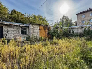 Имущественный комплекс с земельным участком 5583 кв.м и зданиями, г. Лебедянь, Липецкая область. Имущественный комплекс в составе: земельный участок, общей площадью 5 583 кв.м., кадастровый номер 48:11:0470166:12, 2 здания и 2 сооружения, в т.ч. здание объекта культурного наследия «Здание торгового…