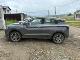 BELGEE X50, 2024 легковой автомобиль, VIN Y4K8622Z0RB913693. Кузов и лакокрасочное покрытие: по кругу незначительные сколы до 3–5 мм, затронут только верхний слой лака/краски, коррозии и сквозной ржавчины нет. Лобовое стекло: в верхней левой зоне сколы диаметром менее 2 см. Автомобиль технически…