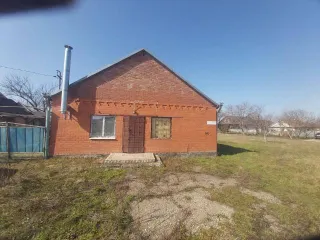 Дома и земельный участок 593 кв.м, Краснодарский край, Абинский р-н, г. Абинск, ул. Крылова, уч. 43: – земельный участок, кад. № 23:01:0501020:1128, площадь 593 м²; – жилой дом (индивидуальный жилой дом), кад. № 23:01:0501020:1092, площадь 95 м²; – жилой дом (жилой дом под Литером А, общей площадью…