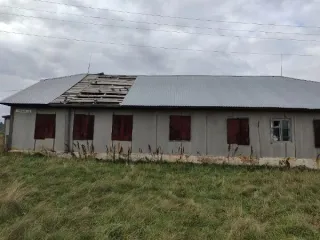 Нежилое здание (дом досуга, школы) назначение: нежилое (на разбор), общей площадью 200,00 кв. м2, расположенное по адресу: Российская Федерация, Алтайский край, Змеиногорский район, п. Новохарьковка, ул. Школьная, д. 6