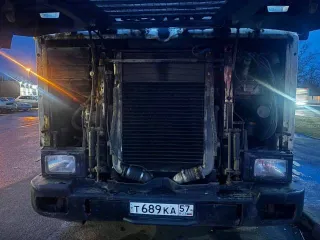 Scania 113 1992 года. Грузовой седельный тягач. На ходу или нет — неизвестно. Дефекты ЛКП, ржавчина, течь воды в салон, масляное запотевание в районе гидроцилиндра подъема кабины. Более подробное техническое состояние выясняйте самостоятельно в ходе осмотра.