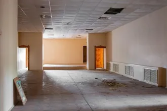 Имущественный комплекс общей площадью 1591.4 кв.м в Липецкой области, включающий земельный участок площадью 5 583 кв.м (кадастровый номер: 48:11:0470166:12), два здания и два сооружения по адресу: Россия, Липецкая область, Лебедянский район, г. Лебедянь, ул. Ленина, дом 50. Объект 1: Нежилое здание…