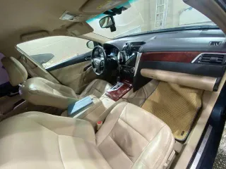 Toyota Camry, 2013 года, 181 лс, 265400 км, АКПП. Автомобиль марки TOYOTA, модель CAMRY, год выпуска 2013, идентификационный номер (VIN): XW7BF4FK10S031357. Состояние автомобиля: Есть трещина в передней правой фары, бампер задний сломан, небольшая вмятина на багажнике, акпп требует ремонта.