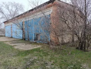 Здание кад № 26:09:020821:94, пл. 83.70 кв. м. и земельный участок кад № 26:09:020108:6, пл. 30044.00 кв. м. по адресу СК, р-н Туркменский, с. Камбулат, ул. Комарова, дом 18.