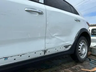 Kia Rio 2014 г/н М229НА33 VIN Z94CC41BBER207837; Kia Rio 2021 г/н Р070ТА33 VIN Z94C351BBMR157007. Цвет светло-зеленый, сколы и царапины по всему лакокрасочному покрытию кузова автомобиля, б/у, документы отсутствуют, ключи отсутствуют; цвет белый, вмятины на переднем правом крыле, на передней правой…