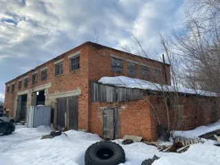 Здание гаража площадью 1027,6 кв.м и земельный участок площадью 5612 кв.м. Назначение: нежилое, кадастровый номер 18:13:031001:741. Земельный участок: категория земель населенных пунктов, разрешенное использование - строительная промышленность, кадастровый номер 18:13:031001:742. Адрес: Удмуртская…
